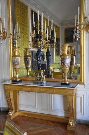 Console en bois doré avec candélabre et vases de Sèvres