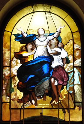 Le vitrail de la chapelle représente l'Assomption de la Vierge.