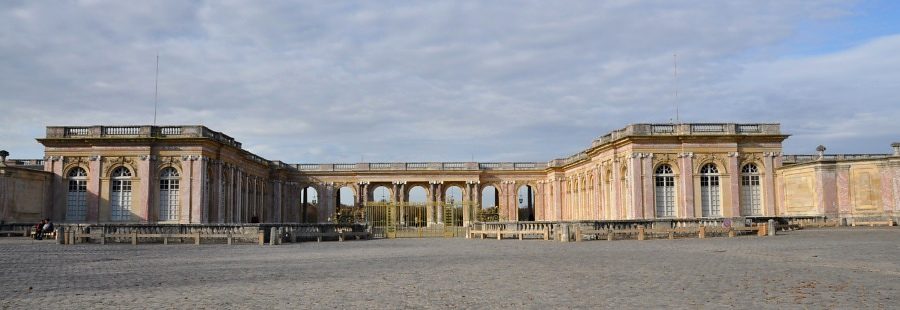 Le Grand Trianon tel qu'il apparaît en venant du château