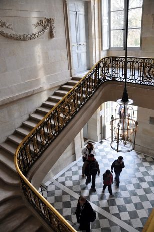Le grand escalier avec sa magnifique rampe en fer forgé