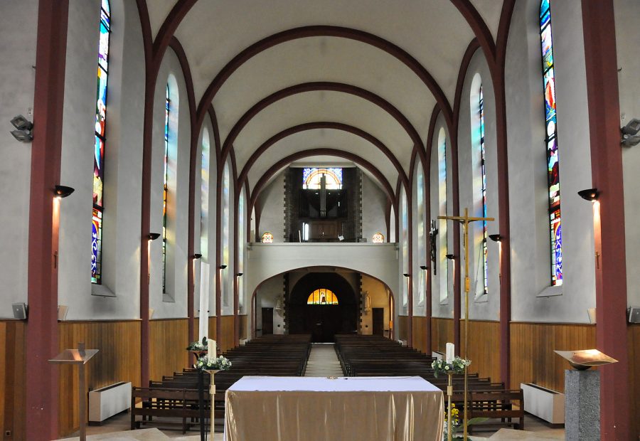 Nef et orgue de tribune vus de derrière l'autel