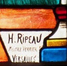 La signature d'Henri Ripeau au bas du vitrail de Jeanne d'Arc