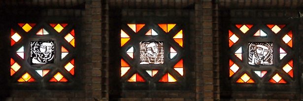 Une série de petites fenêtres ornées des apôtres domine le chœur : saint Jude, saint Thomas et saint Jacques le Mineur