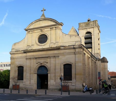 La façade de l'église, à deux ordres (toscan et ionique), est de style classique