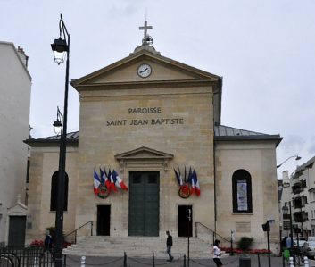 La façade très sobre de l'église donne sur l'avenue Charles de Gaulle à Neuilly