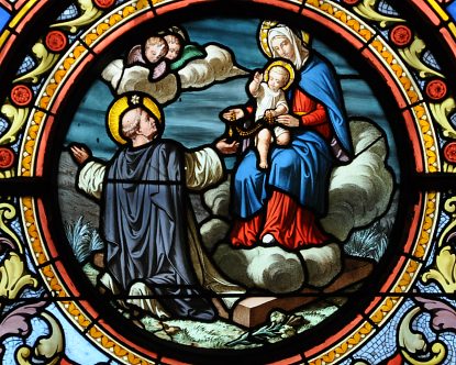 «Saint Dominique recevant le rosaire», détail d'un vitrail du croisillon sud