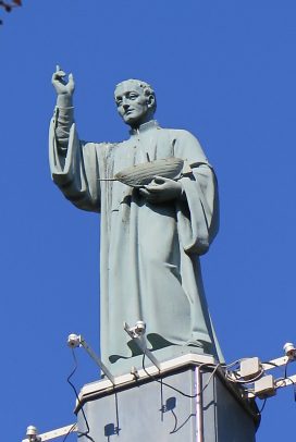 Statue de saint Romain sur le pignon