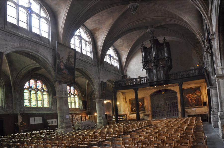 Vue de la nef avec l'orgue