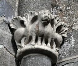 Chapiteau roman sur une colonnette d'une chapelle du transept