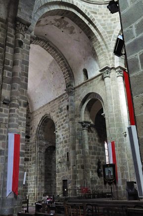 Le transept nord avec l'entrée dans le déambulatire et le baptistère