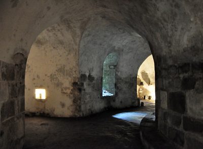 Déambulatoire de la crypte et entrée dans une chapelle rayonnante