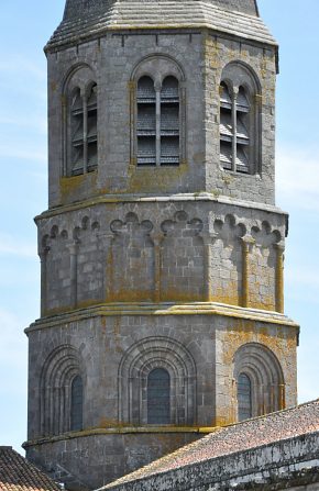 Les étages romans de la tour–lanterne