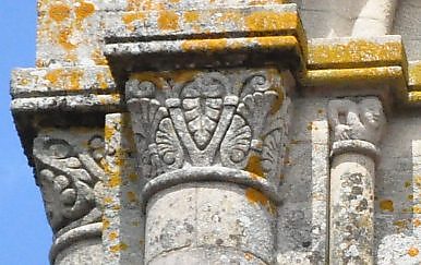 Chapiteaux romans au deuxième étage de la tour–clocher