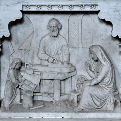 Bas-relief de la Sainte Famille, XIXe siècle dans le  soubassement de l'autel nord