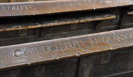 Inscription du nom des fidèles sur les bancs