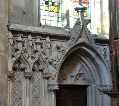 Porte et sculptures néogothiques dans le chœur