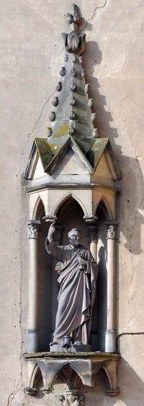 Statue de saint Pierre dans sa niche