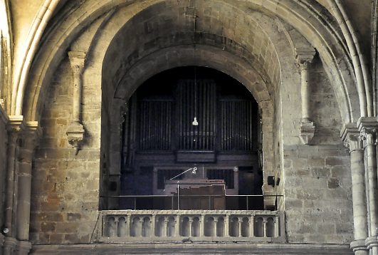 L'orgue de tribune est caché dans une large baie où s'installaient jadis les clercs lors des offices.