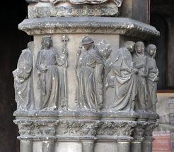 Statues sur le trumeau du portail des Bourgeois