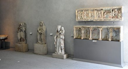 Sculptures médiévales dans un ensemble très dépouillé.