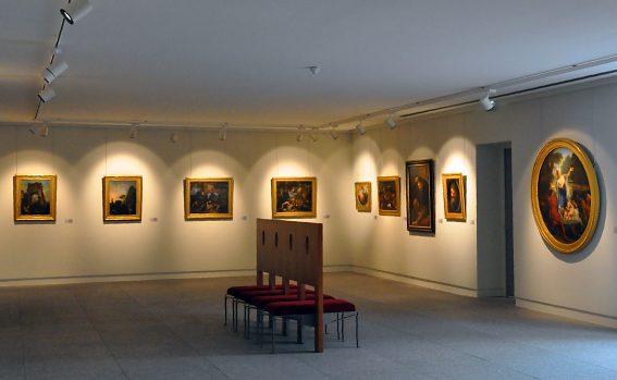 Vue d'une salle avec des tableaux du XVIIIe siècle.