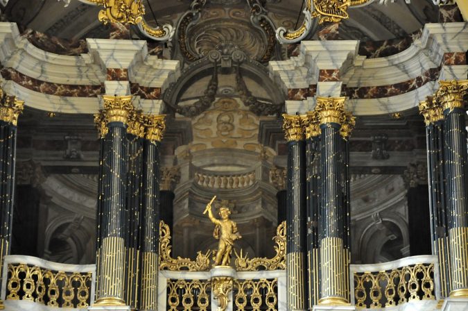 L'orgue de tribune est caché par un somptueux décor baroque en trompe–l'œil