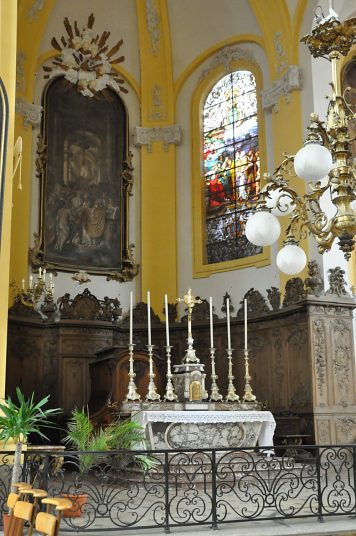 Le chœur est éclairé par deux vitraux au nord et au sud