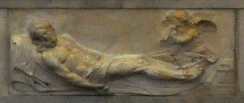 Bas-relief du Christ mort dans le soubassement de l'autel central