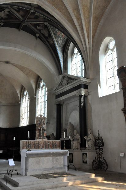 Le chœur avec le tombeau de Charles de Vaudémont