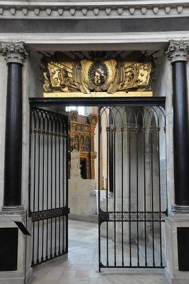 La porte de sortie de la chapelle ducale