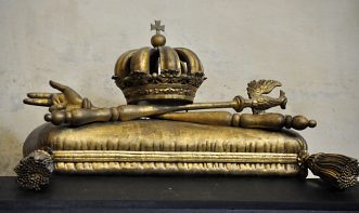 Regalia sur un tombeau de la chapelle ducale