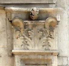 Chapiteau de la première Renaissance sur le portail de la façade occidentale