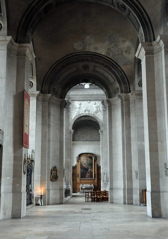 Le bas–côté gauche débouche sur la chapelle absidiale gauche et son tableau de l'Apothéose de saint Sigisbert.