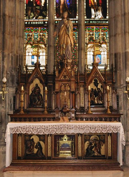 Le retable de la chapelle axiale est dédié au Sacré-Cœur