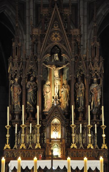 Le retable du chœur : saint Epvre, saint Pierre, la Crucifixion, saint Paul et saint Sigisbert