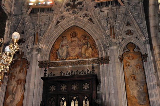 Les peintures murales du bras ouest du transept avec les huit Béatitudes à droite et à gauche