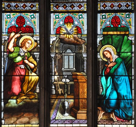 Vitrail : L'Annonciation dans la chapelle rayonnante Saint–Philippe de Néri, détail