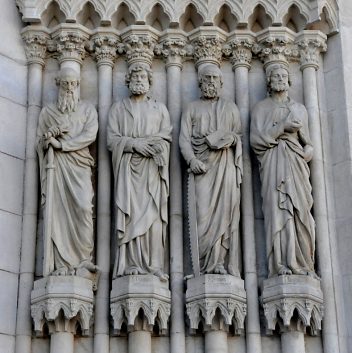 Statues–colonnes dans l'ébrasement ouest du portail central