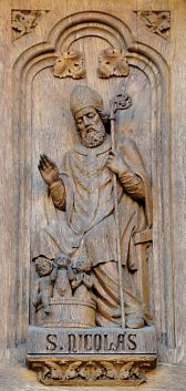 Saint Nicolas dans le vantail de la porte centrale
