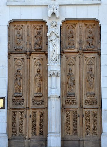 Les vantaux de la porte centrale avec la Vierge sur le trumeau