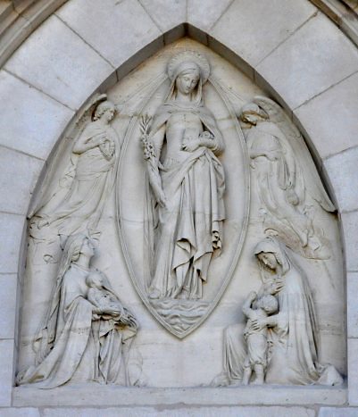 Le tympan du portail Est est dédié à la Vierge