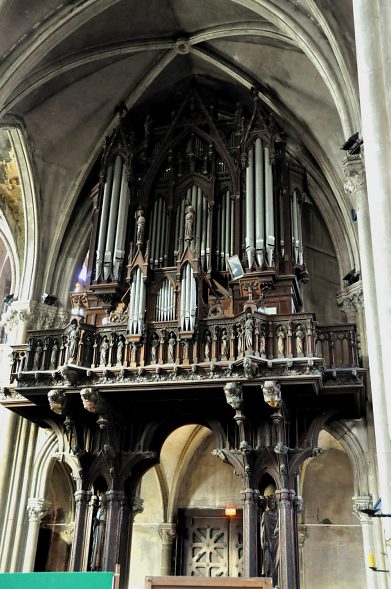 Le grand orgue est un Cavaillé–Coll, la tribune est l'œuvre d'Eugène Vallin