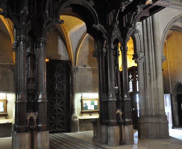 Les piliers qui soutiennent le grand orgue cachent deux statues de rois médiévaux