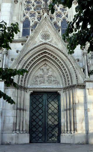 Le portail central néogothique