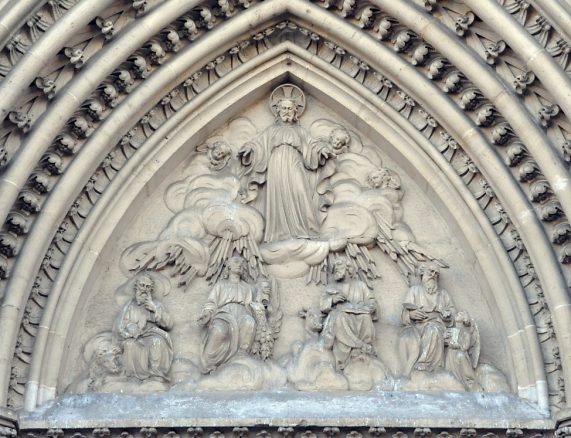 Le tympan du portail central : Le Sacré-Cœur et les quatre évangélistes