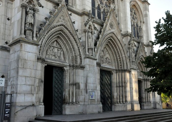 Les trois portails néogothiques de l'église Saint–Léon