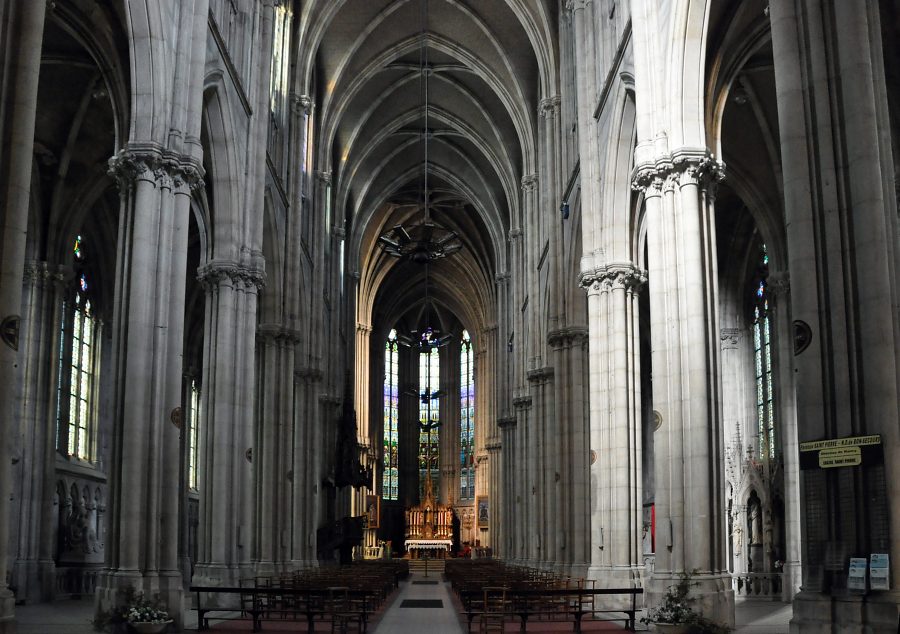 La nef et le chœur de l'église Saint-Pierre