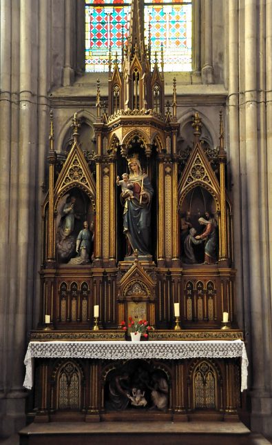 Retable de la chapelle de la Vierge dans le bras nord du transept