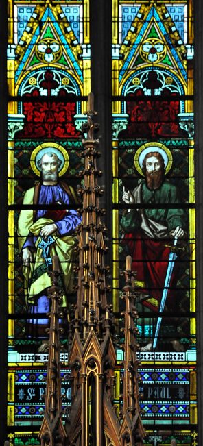 Saint Pierre et saint Paul dans le vitrail de la baie axiale