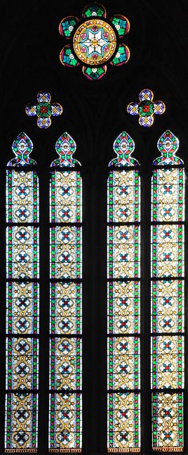 Exemple de vitrail à thème géométrique dans les fenêtres hautes